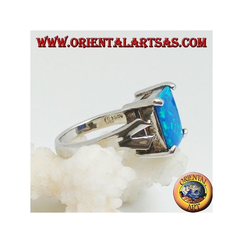 Anello in argento con opale di fuoco blu rettangolare incastonato e montatura a V sui lati