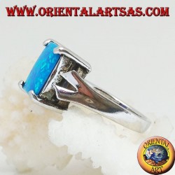 Anillo de plata con ópalo de fuego azul rectangular incrustado y marco en V en los lados