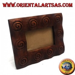 Marco de fotos con espirales grabadas en madera de pino 25x20 cm.