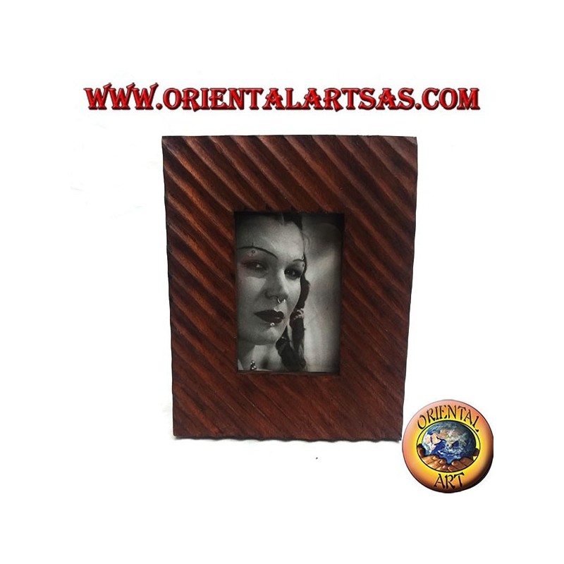 Fotorahmen mit schrägen Linien in Kiefernholz 25x20 cm eingraviert