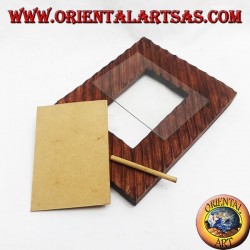 Marco de fotos con líneas oblicuas grabadas en madera de pino 25x20 cm.