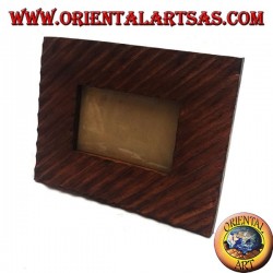 Marco de fotos con líneas oblicuas grabadas en madera de pino 25x20 cm.