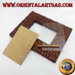 Marco de fotos con madera de pino grabada a cuadros entrelazada 25x20 cm