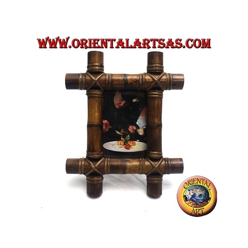 Marco de fotos en madera de teca y con inserción de cuatro cañas de bambú de 28x23 cm.