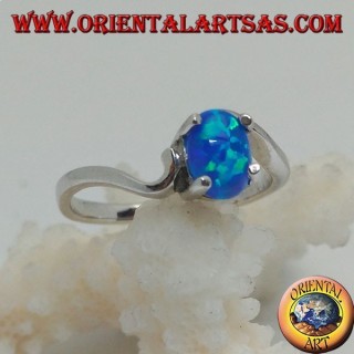 Anillo de plata con conjunto ovalado de ópalo azul y engaste asimétrico.