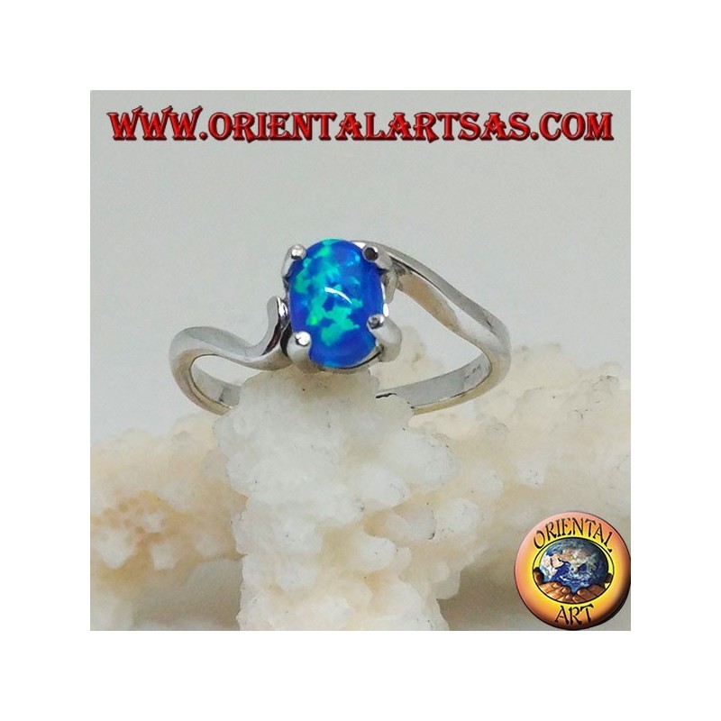 Anello in argento con opale blu ovale incastonato e montatura asimmetrica