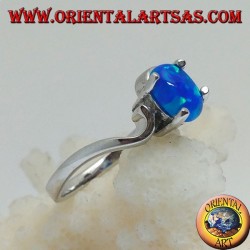 Anillo de plata con conjunto ovalado de ópalo azul y engaste asimétrico.