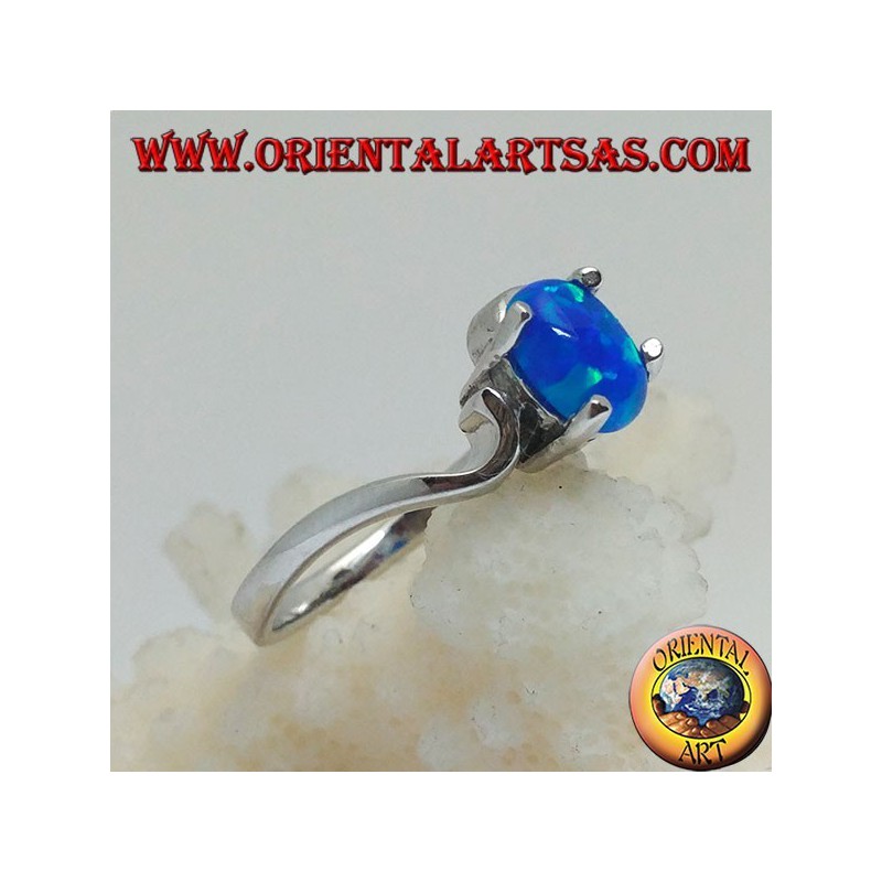 Anello in argento con opale blu ovale incastonato e montatura asimmetrica