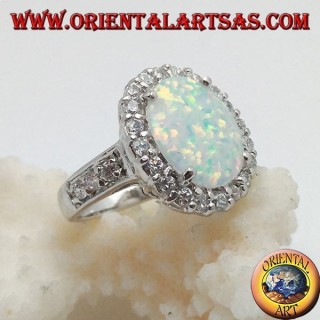 Anello in argento con opale arlecchino ovale incastonato con zirconi intorno e sui lati