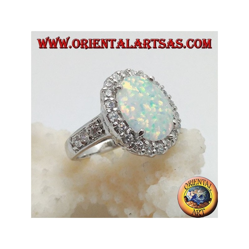 Silberring mit ovalem Harlekinopal, besetzt mit Zirkonen um und an den Seiten