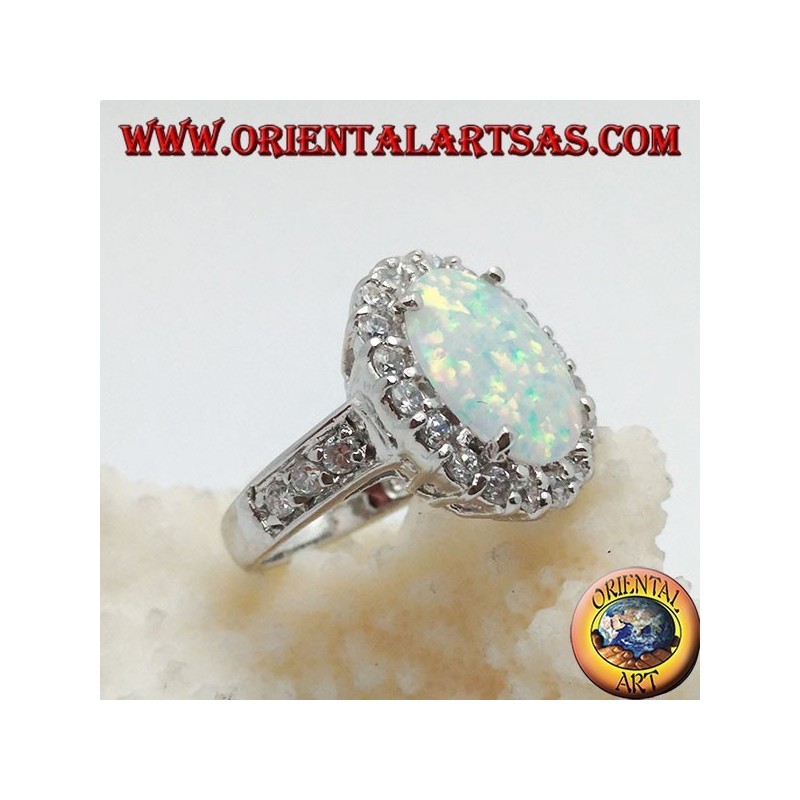 Silberring mit ovalem Harlekinopal, besetzt mit Zirkonen um und an den Seiten