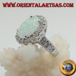 Silberring mit ovalem Harlekinopal, besetzt mit Zirkonen um und an den Seiten