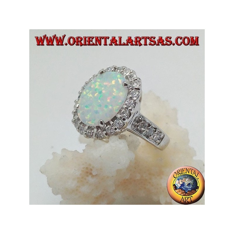 Bague en argent avec opale arlequin ovale sertie de zircons autour et sur les côtés