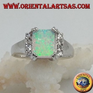 Silberring mit rechteckigem Harlekinopal in vier und einer Reihe von Zirkonen an den Seiten