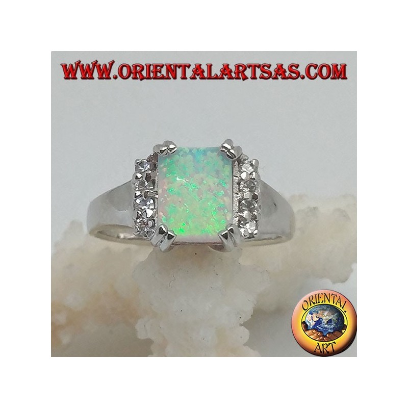 Silberring mit rechteckigem Harlekinopal in vier und einer Reihe von Zirkonen an den Seiten