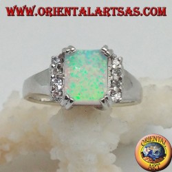Anillo de plata con ópalo arlequín rectangular engastado en cuatro y hileras de circonitas a los lados