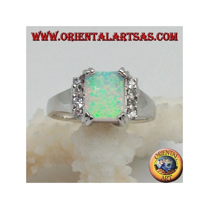 Silberring mit rechteckigem Harlekinopal in vier und einer Reihe von Zirkonen an den Seiten