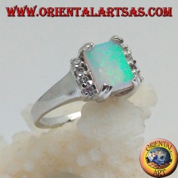 Silberring mit rechteckigem Harlekinopal in vier und einer Reihe von Zirkonen an den Seiten
