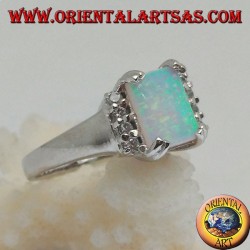 Bague en argent avec opale arlequin rectangulaire sertie de quatre et rangée de zircons sur les côtés