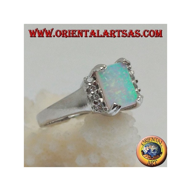 Anillo de plata con ópalo arlequín rectangular engastado en cuatro y hileras de circonitas a los lados