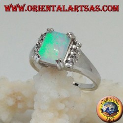 Bague en argent avec opale arlequin rectangulaire sertie de quatre et rangée de zircons sur les côtés
