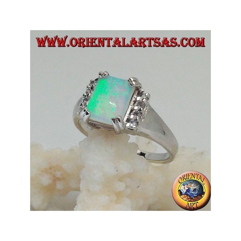 Bague en argent avec opale arlequin rectangulaire sertie de quatre et rangée de zircons sur les côtés