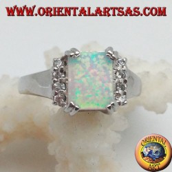 Silberring mit rechteckigem Harlekinopal in vier und einer Reihe von Zirkonen an den Seiten