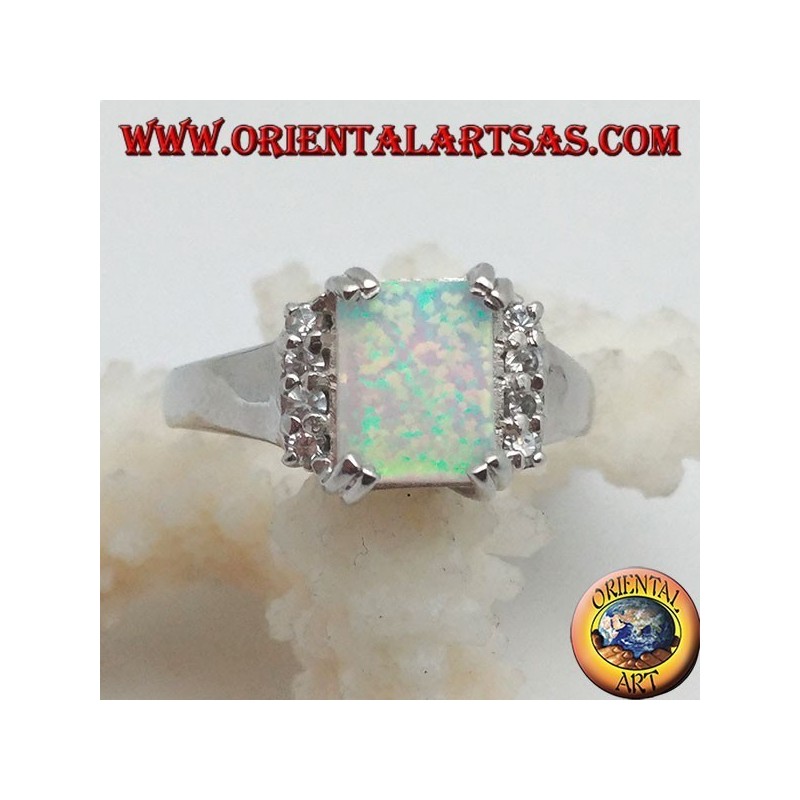 Bague en argent avec opale arlequin rectangulaire sertie de quatre et rangée de zircons sur les côtés