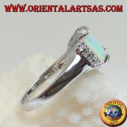 Bague en argent avec opale arlequin rectangulaire sertie de quatre et rangée de zircons sur les côtés