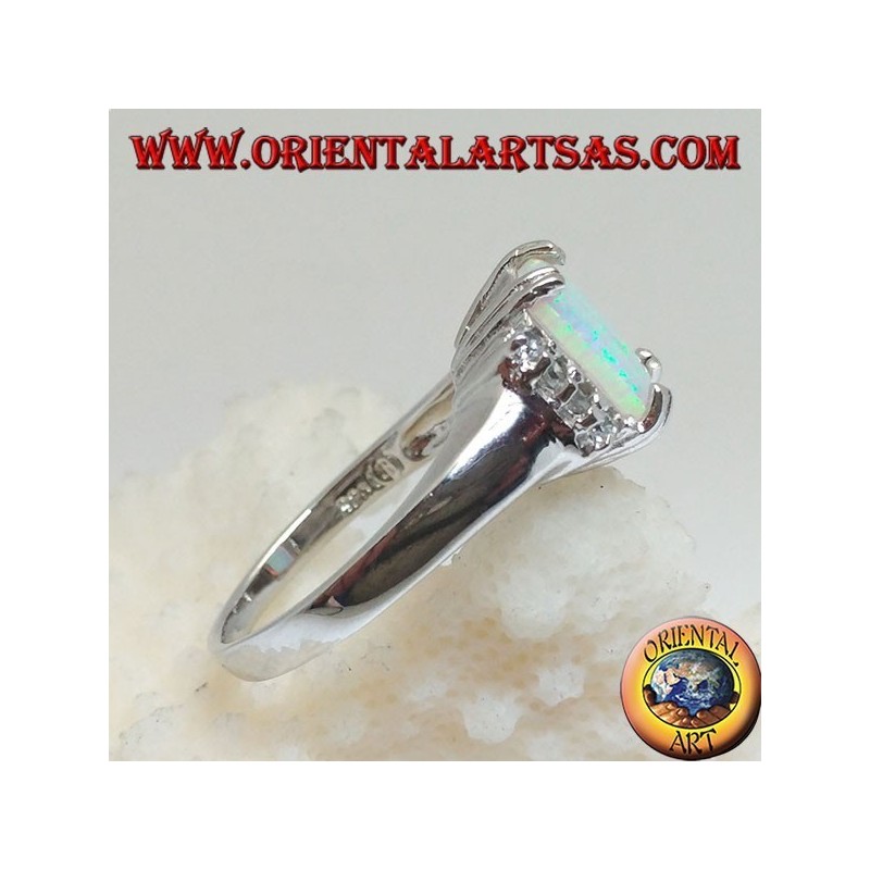 Anillo de plata con ópalo arlequín rectangular engastado en cuatro y hileras de circonitas a los lados