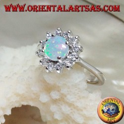 Anillo de plata con ópalo arlequín redondo en cuatro rodeado de circonita cúbica