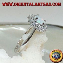 Bague en argent avec opale arlequin ronde sertie de quatre entourée de zircone cubique