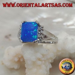 Bague en argent avec opale bleue rectangulaire sertie de quatre et rangée de zircons sur les côtés
