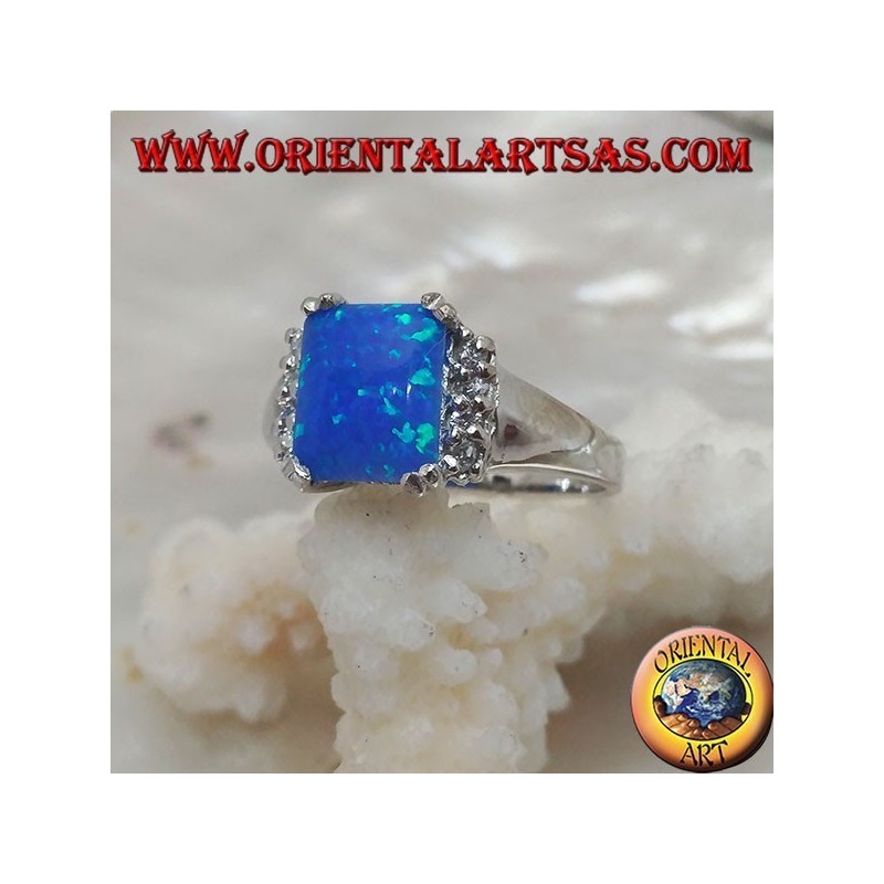 Silberring mit rechteckigem blauem Opal in vier und einer Reihe von Zirkonen an den Seiten