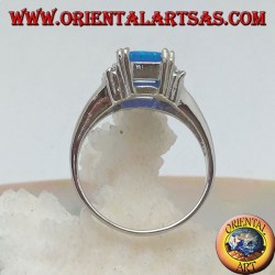 Anillo de plata con ópalo rectangular azul en cuatro y fila de circonitas en los lados.