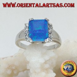 Silberring mit rechteckigem blauem Opal in vier und einer Reihe von Zirkonen an den Seiten