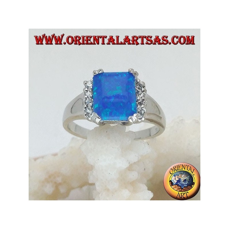 Anillo de plata con ópalo rectangular azul en cuatro y fila de circonitas en los lados.