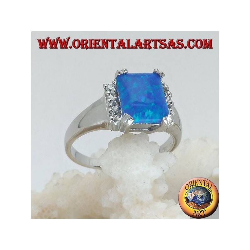 Anillo de plata con ópalo rectangular azul en cuatro y fila de circonitas en los lados.