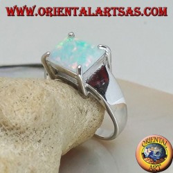 Bague en argent avec une opale arlequin rectangulaire horizontale sertie de quatre