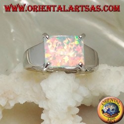 Bague en argent avec une opale arlequin rectangulaire horizontale sertie de quatre