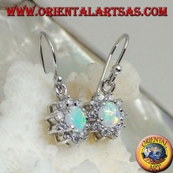 Boucles d'oreilles pendantes en argent avec opale arlequin ronde entourées de zircone cubique (petite)