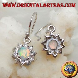 Boucles d'oreilles pendantes en argent avec opale arlequin ronde entourées de zircone cubique (petite)
