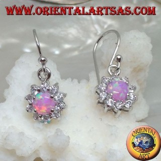 Orecchini in argento pendente con opale rosa tondo incastonato contornato da zirconi (piccolo)