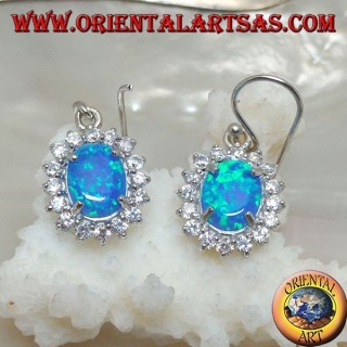 Silberohrringe mit ovalem blauem Feueropal, umgeben von Zirkonia (groß)