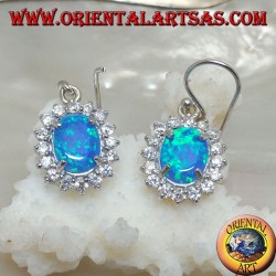 Orecchini in argento pendenti con opale di fuoco blu ovale incastonato contornato da zirconi (grande)