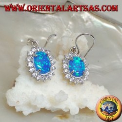 Silberohrringe mit ovalem blauem Feueropal, umgeben von Zirkonia (groß)