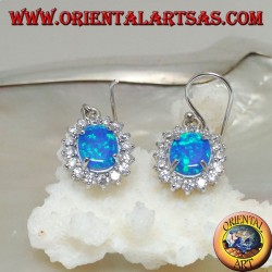 Pendientes de plata con ópalo de ópalo azul fuego ovalado rodeado de circonita cúbica (grande)