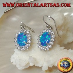 Silberohrringe mit ovalem blauem Feueropal, umgeben von Zirkonia (groß)