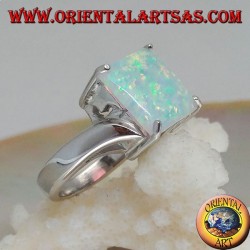 Bague en argent avec opale arlequin carré sertie de quatre et sertissage asymétrique
