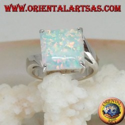 Anillo de plata con ópalo arlequín cuadrado engastado en cuatro y asimétrico.
